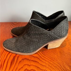 Vince Camuto Perforated Suede Booties Clorieea Black size 7